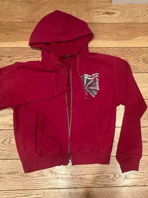 Röd Derschutze hoodie  - En Derschutze hoodie i väldigt bra skit, knappt använd. 