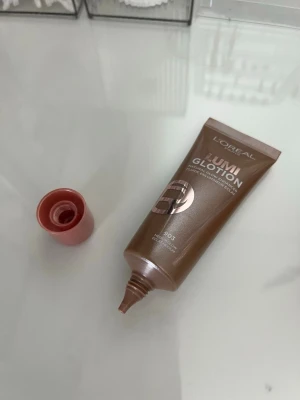 Loreal Paris lumi glotion highlighter 903 - Glow highlighter/fondation ger en naturlig bronzy/dewy smink. Använd få tal gånger som ny 💗