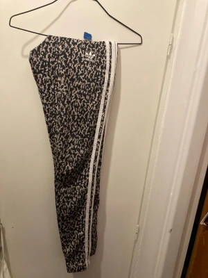 Adidas träningstights - Säljer ett par Adidas träningstights i mycket gott skick. Strl 34/xs/s