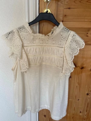 Vit blus med spets och volang - Créme vit blus från Lindex i stl M!