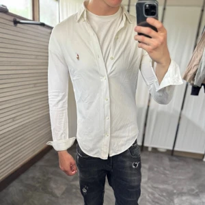  oxford knit skjorta - Mycket fint skick, inga defekter. Oxford knit så mycket skön och Slim fit passform‼️Nypris ca 2000kr. Passar dig som är 175-185 ungefär. Modellen är 185 cm, 75 kg. Skriv för mer information!🤝