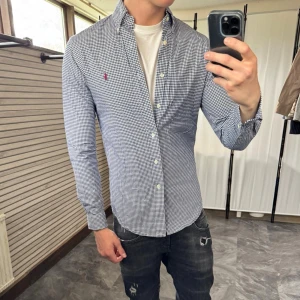 Ralph lauren slim fit skjorta - Mycket fint skick, inga defekter. Nypris ca 1999kr. Passar dig som är 170-180cm ungefär. Modellen är 185 cm, 75 kg. Skriv för mer information!🤝