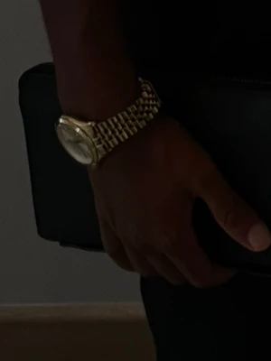 Guldarmbandsklocka från GANT - Stilren klocka från GANT med guldigt armband och boett. Klassisk urtavla med romerska siffror och elegant design. Perfekt accessoar för dig som vill sticka ut med en lyxig touch. Metallarmbandet ger en exklusiv känsla och passar till många olika outfits.
