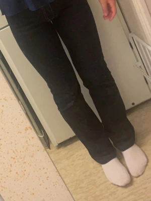 Mörkblå jeans från Gossip - Snygga mörkblå jeans från Gossip med klassisk femficksmodell och raka ben. Jeansen har kontrastsömmar och bälteshällor, perfekta till en avslappnad stil. Tillverkade i denim med en tidlös look.