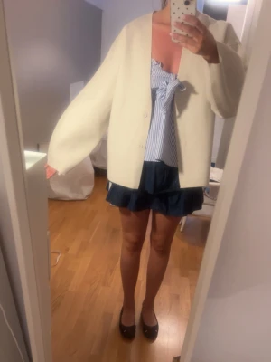 Beige kappa från VILA - Beige kappa från VILA med djup v-ringning och vida ärmar. Helt ny med prislappen kvar