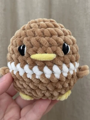 Handvirkad anka i chenille – ca 10 cm - Handvirkad anka i mjukt chenillegarn med små vingar, gul näbb och fina detaljer. En liten och charmig plushie som passar perfekt som present eller som gullig inredningsdetalj. Varje exemplar är unikt och gjort helt för hand. Ca 10 cm hög.