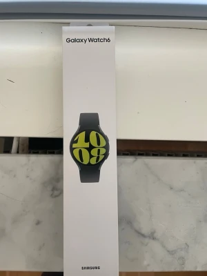 Samsung Galaxy Watch6 svart - Helt oanvänd Samsung Galaxy Watch6 i svart med rund urtavla och silikonarmband. Modern design med stor digital display och tydliga siffror.  Läs mer info om klockan på Samsungs hemsida. Köpt för 3000kr