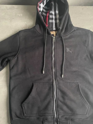 Svart hoodie från Burberry med dragkedja - Storlek S inte M