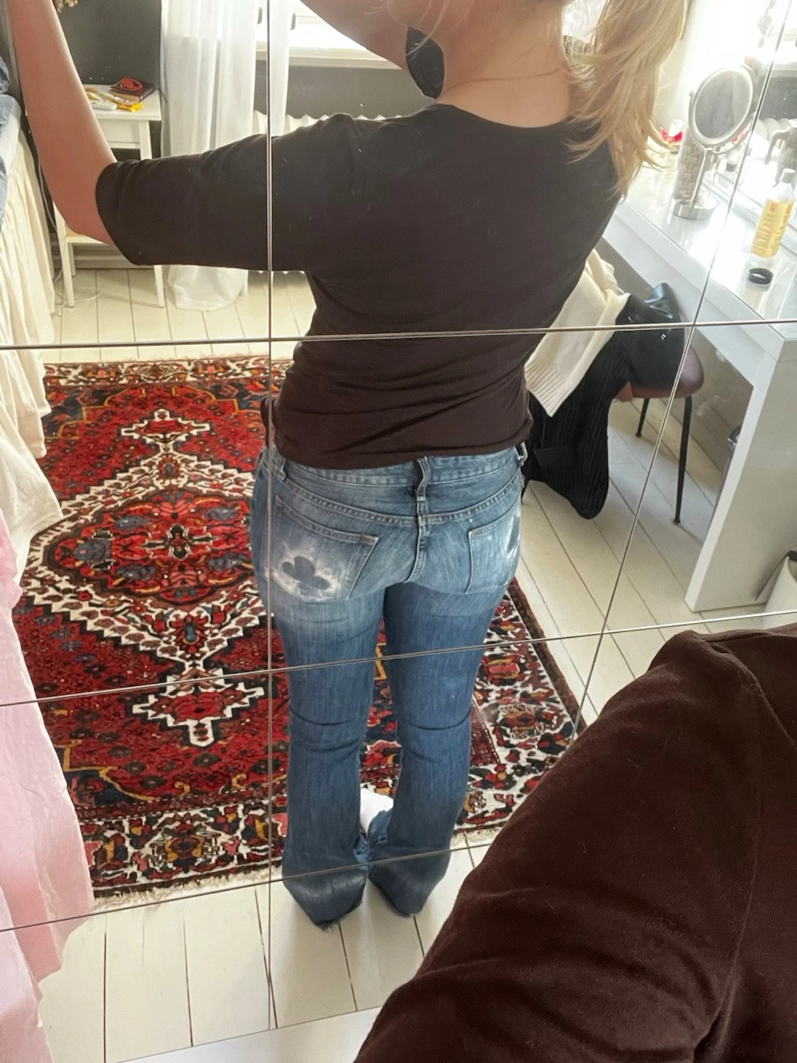 Blå bootcut jeans med tryck på bakfickorna - 3
