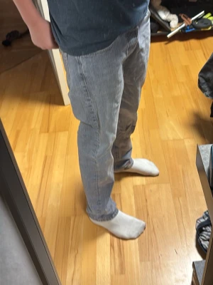 Gråa raka jeans - Säljer ett par gråa jeans i klassisk rak modell. Jeansen har fyra fickor, normal midja och är tillverkade i denim. Perfekta för en avslappnad och stilren look. Passar dig som gillar tidlös stil och enkelhet.