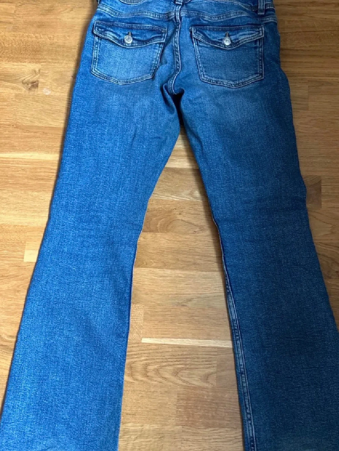 Blå bootcut jeans med fickdetaljer - 1