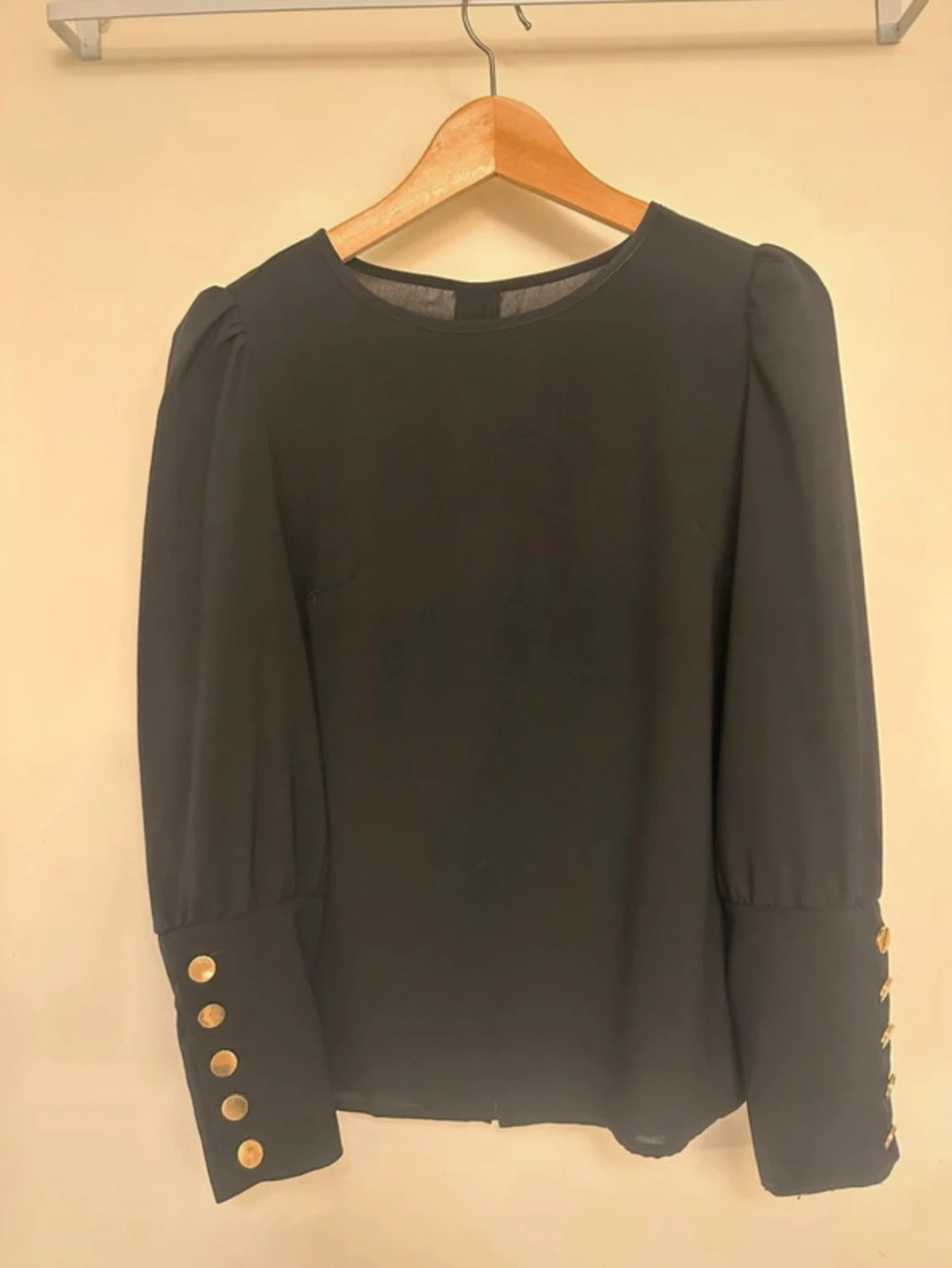 Svart blus med guldknappar