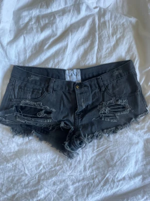 One teaspoon shorts lågmidjade - Lågmidjade shorts från one teaspoon, så snygga ❤️midjemått tvärs över: 40cm
