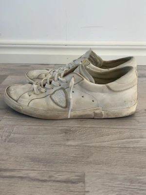  Philippe model sneaker - Mycket fint skick. Size 45. Fraktar inom 24 timmar. Vid minsta lilla fråga skriv ett meddelande. "Kartong följer med"