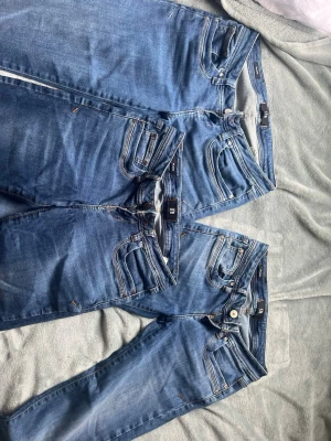 3-pack blå jeans från LTB - Säljer tre par klassiska blå jeans från LTB med femficksmodell och snygga kontrastsömmar. Jeansen har låg midja och bootcut ben, tillverkade i bomullsdenim med lite stretch för skön passform. Perfekta för dig som gillar en tidlös look. 1 par för 300, 2 för 500 och alla 3 för 800. Alla är i storlek 26/34 
