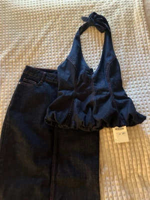 Mörkblå jeans sett från Zara - helt ny sett från zara i storlek xs! med prislappen fortfarande på! skriv om du vill ha bild på🩷