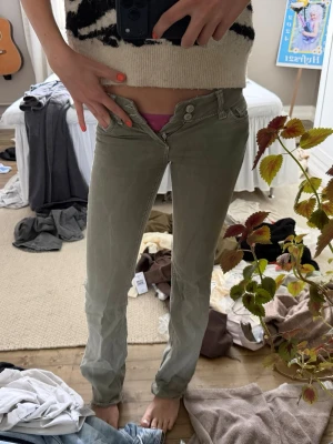 Low waist gröna bootcut jeans - Snygga low waist jeans från Nelly i storlek 32, jag är 175 och tycker dom är lite för korta för mig. (Vid snabbt köp kan priset sänkas)