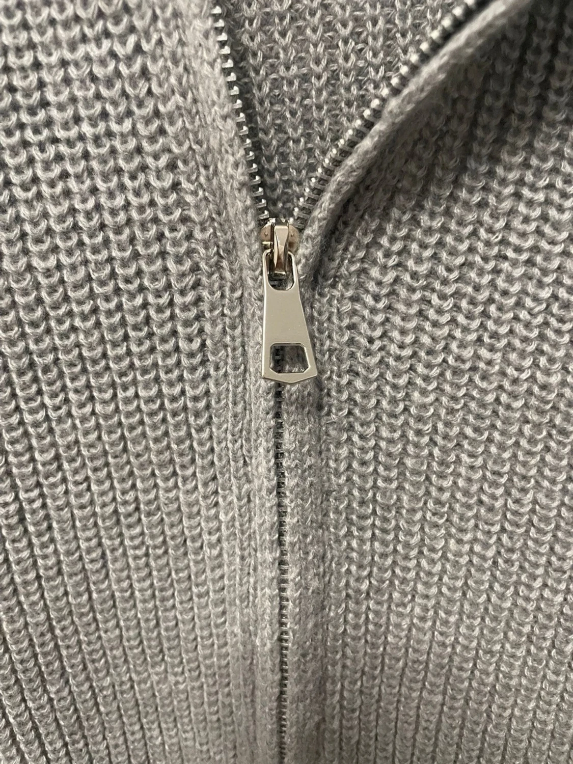 Grå stickad ziptröja med krage - 2