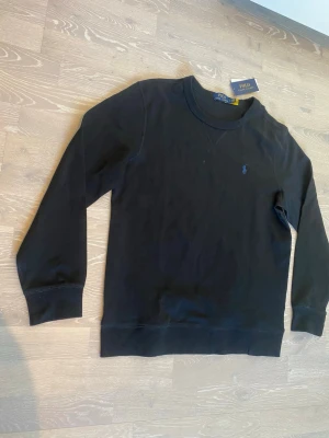 Svart sweatshirt från Polo Ralph Lauren - Tja! Säljer en helt ny svart Ralph Lauren sweatshirt .                      Den är helt ny och har inga hål eller fläckar.                                Storlek M och måtten kan du se på dem sista bilderna📐.                                                                              Priset kan diskuteras och jag skickar inom 24 Tim☺️💨