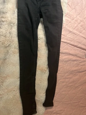Svarta skinny jeans från LCL, XS - Svarta skinny jeans från LCL i storlek XS. Jeansen har en tight passform med klassisk femficksdesign och dragkedjegylf. Perfekta för dig som gillar en slimmad look och vill ha ett basplagg i garderoben.