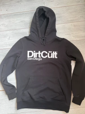 Svart Dirt Cult hoodie - Bra skick, Storlek M