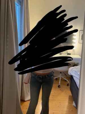 Ljusblå bootcut jeans True Religion - Säljer ett par ljusblå bootcut jeans från True Religion med detaljerade bakfickor och knappar. Väldigt low waist 