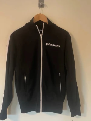 Äkta palm angels  - Köpte den för något årsedan och den är äkta. Den är alldeles för liten för mig nu och har bara legat i garderoben och inte använts. Pris går att diskutera via snabb affär. Den är i storlek M! :)