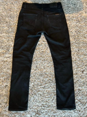 Svarta jeans från nudie - Sköna jeans från nudie. Köpta i höst nya.