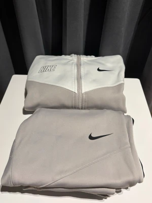 Nike Tech  - Nike Tech Fleece säljes i väldigt fint skick. Jag har endast använt den några gånger, så den är fortfarande i bra skick utan några större tecken på användning.  Anledningen till att jag säljer den är att den tyvärr har blivit för liten för mig. Nypris låg på ungefär 1000 kr.  Perfekt för dig som vill ha en stilren och bekväm Nike Tech till ett bra pris. Hör gärna av dig vid frågor eller om du vill ha fler bilder!