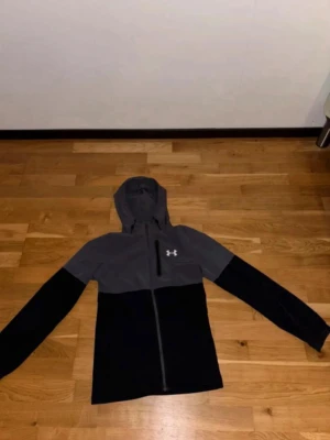 Under Armour vindjacka - Helt ny med prislapp