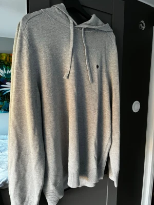 Morris  - Snygg Morris hoodie som passar till allt. Köpte den Helt ny, pris : 1800 men var för stor för mig, storlek M