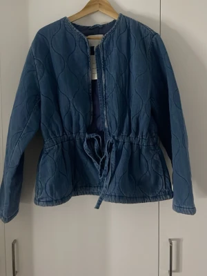 Hm puffig jeans jacka  - Säljer denna hm jacka som påminner om virala Zara jackan i storlek m