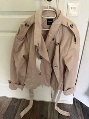 Beige trenchcoat från Bershka - Super fin trenchcoat som är slutsåld. Kostar 559kr på hemsidan