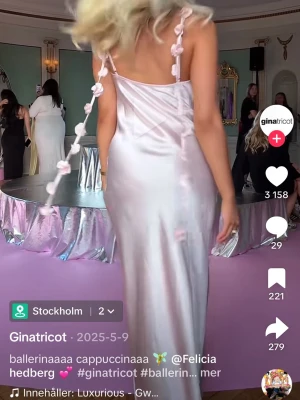 GRÖN  långklänning från Gina Tricot - Säljer en elegant grön långklänning från Gina Tricot i glansigt satinliknande material. Klänningen har smala axelband dekorerade med tygblommor och en rak, enkel siluett. Perfekt för dig som vill ha en romantisk och trendig look. Min är ljusgrön, skriv för mer bilder 