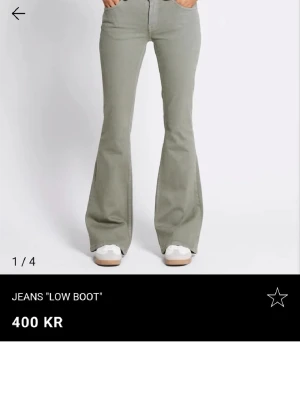 Gröna bootcut jeans - Säljer ett par gröna jeans med bootcut passform. Helt nya med prislapp☺️. Klassisk femficksmodell och med låg midja. Dom är i xs short length så tror de passar folk som är runt 155-165 säkert lite längre och kortare också☺️