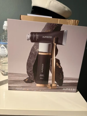 Aurezzi exklusivt tandvårdskit - Lyxigt tandvårdskit från Aurezzi med guldfärgad tandborste, svart och guld tandkrämstub samt matchande munskölj. Snygg och modern design med exklusiva materialval. Perfekt för dig som vill ha en elegant touch på badrumshyllan.