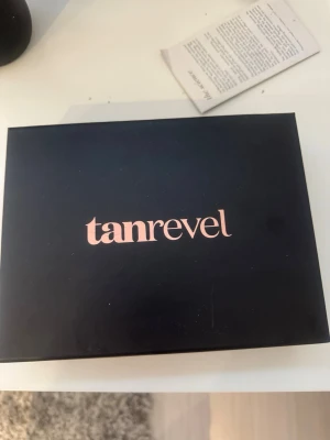 Tanrevel brun utan sol kit - Tanrevel brun utan sol kit med svart sprayenhet, Tanning Liquid och USB-laddningskabel. Man får med tanning Liquid men den är halv-full