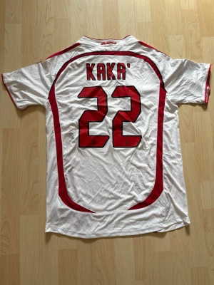 #22 Kaka AC Milan Borta Kit 2006/07 - Stilren fotbollströja i helt nytt skick. Tröjan är inte använd en endaste sekund.