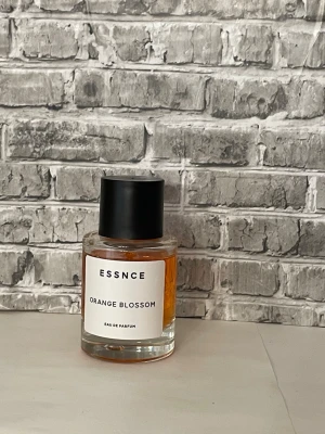 ESSNCE Orange Blossom Eau de Parfum - ESSNCE med doft av orange blossom.  50ml testad se bilder för mängd kvarn 