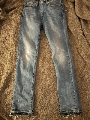 Jeans - Säljer ett par jeans från Levis i bra skick med sliten ben öppning!