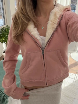 Abercrombie & fitch hoodie med foder  - Stoflek M. Skickas inom 24h. Se liknande plagg i min profil! 