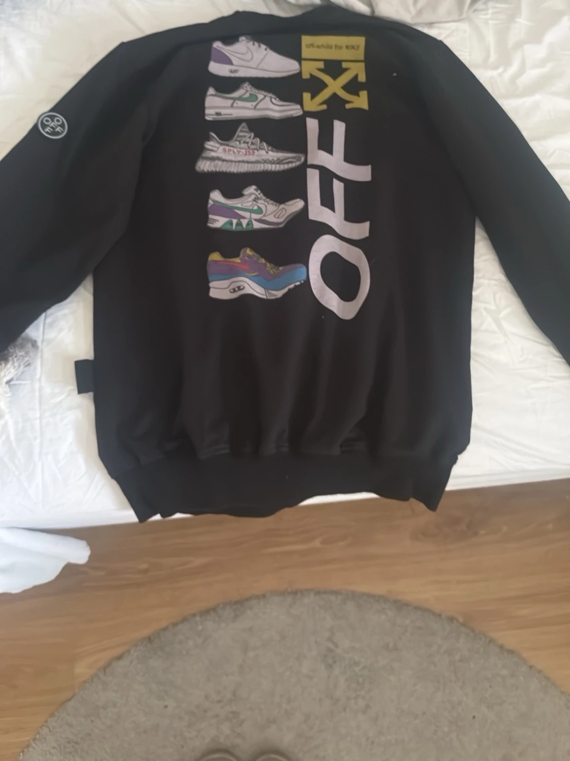 Svart Off-White sweatshirt med sneakersprint