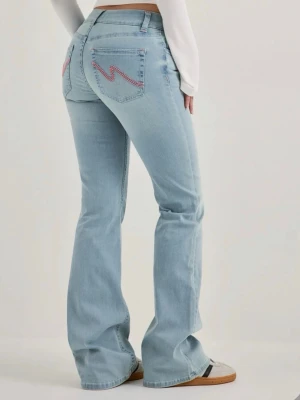 Nelly stitch Ljusblå bootcut jeans  - Säljer ett par ljusblå bootcut jeans från Nelly med klassisk rosa zigzag-söm på bakfickorna. Jeansen har utsvängda ben och slitna detaljer vid knäna. Perfekta för en avslappnad och trendig look. Lite slitna vid endorna men inget som man märker när man ha på sig de alls. Köpte för 700kr. Pris kan diskuteras. 