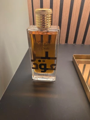 AMEER AL OUD - En lyxig parfym från Ajmal i en rektangulär glasflaska med guldig skruvkor.Helt full