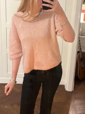 Ljusrosa stickad T-shirt, alpacka mix!!💕💕 - Säljer denna ljusrosa stickade tröja då den inte kommer till användning. Jättefint skick, skriv vid frågor/fler bilder osv osv.💕💕