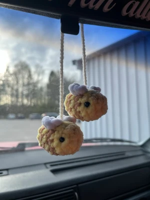 Virkad car hanger bin - Virkad ”car hanger” med två små bin som är cirka 4,5cm långa från nos till bak🐝 Perfekt att hänga i bilen, att ha som dekoration eller att hänga på väskan☺️