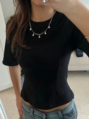 Svart figursydd topp - Jätte fin svart figursydd topp som ej kommer till användning 💕