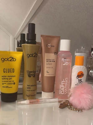 Skönhetspaket - •Nyckelring •Värmeskydd •Hårgelé •Self tan lotion •Body mist •15spf lotion •Nagelolja •Nyckelring.                (Gåva ingår)🤍