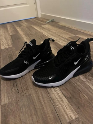 Nike Air Max 270 svart  - Säljer mina Nike Air Max 270 i svart. Stilren och tidlös modell som passar till allt – både vardag och streetwear. Supersköna med den stora Air-dämpningen bak som ger bra komfort hela dagen. Perfekta om du vill ha en clean sneaker som funkar året runt.
