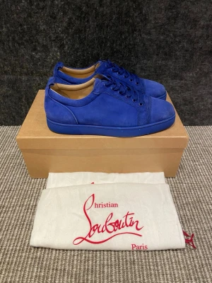 Christian Louboutin skor  - Hej, säljer nu dessa svin snygga Christian Louboutin. Skorna är i fint skick! Begränsat antal boxar och dustbag. Hör av dig vid frågor. Två par! 41 och 43